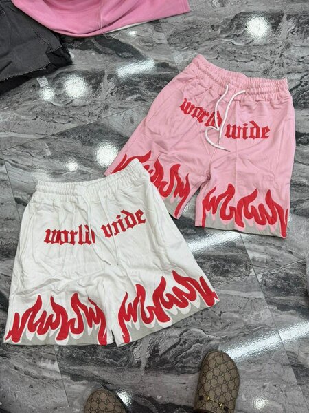 Shorts world wide motif flamme