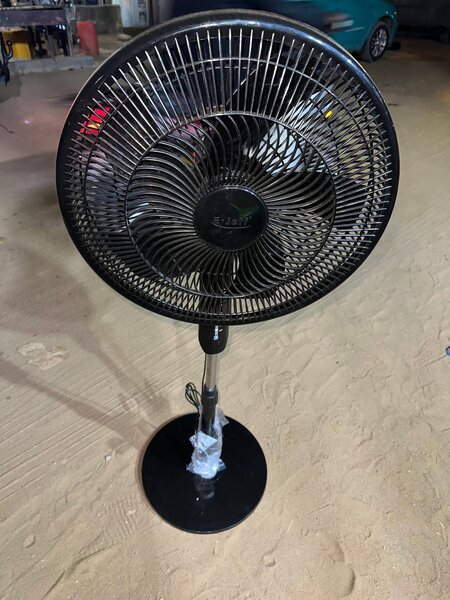 Ventilateur sur pied noir robuste