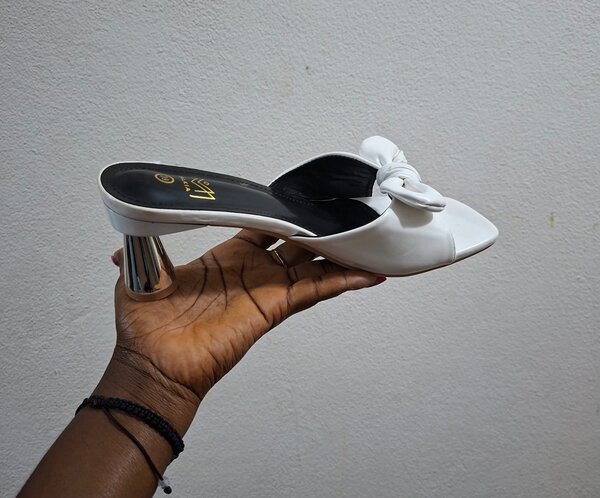 Sandales à talons blancs