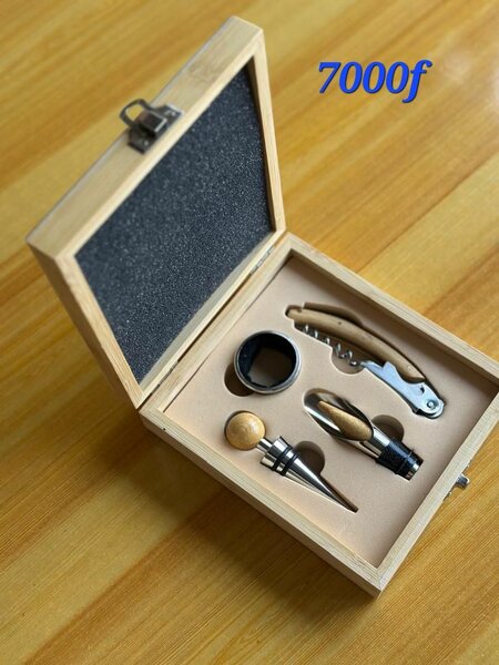 Ensemble de sommelier en bois avec outils de vin