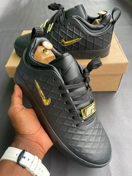 Sneakers noirs stylés homme