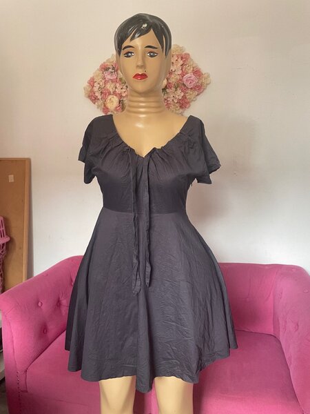 Robe noire élégante cintrée