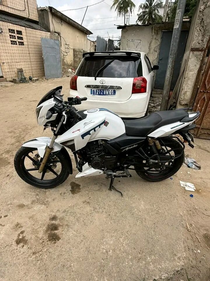 Moto sportive blanche moderne