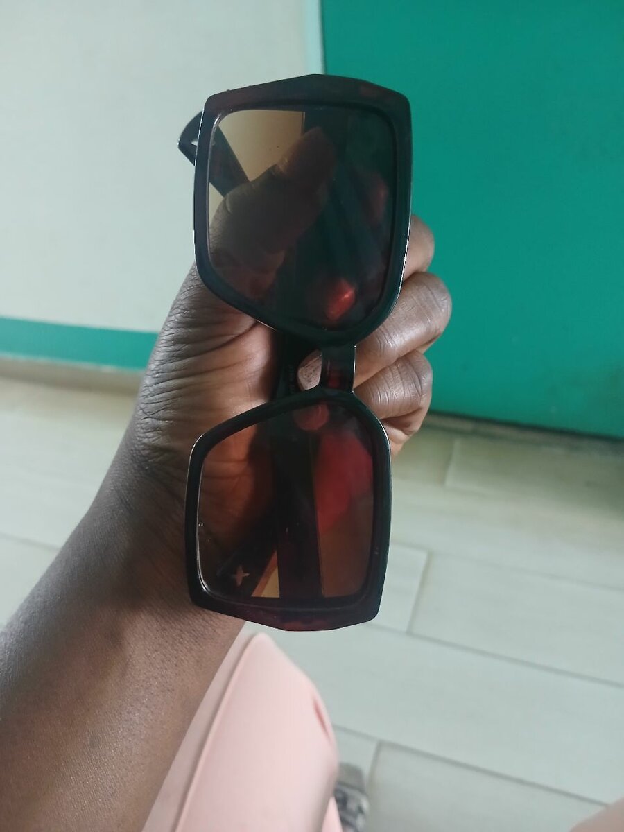 Lunettes de soleil carrées élégantes