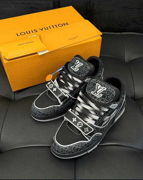 LOUIS VUITTON BLACK