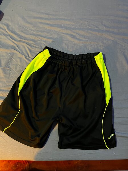 Short de sport noir et jaune