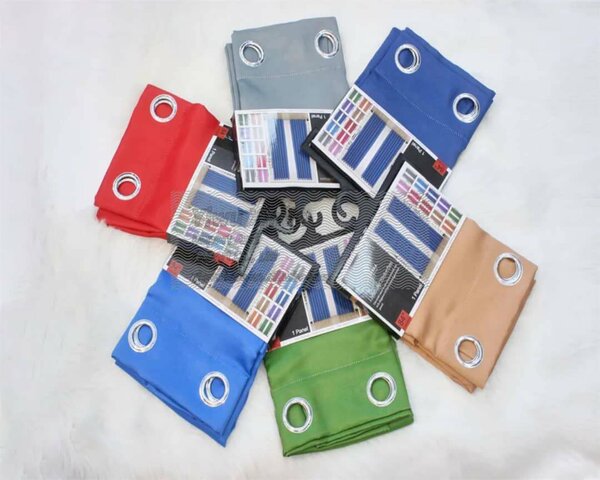 Rideaux à œillets multicolores