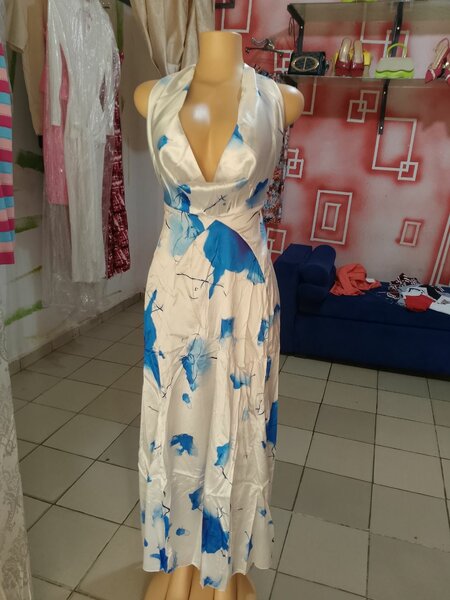 Robe longue blanche et bleue