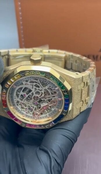 Montre en or avec cristaux multicolores