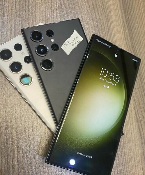 Smartphone moderne avec triple caméra