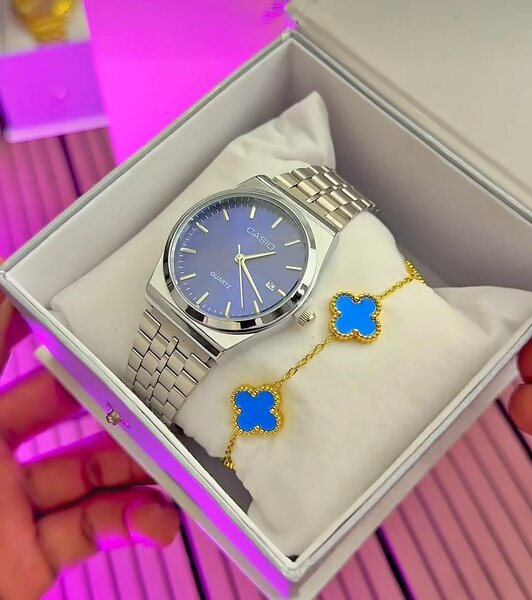 Montre et bracelet en acier avec pierres bleues