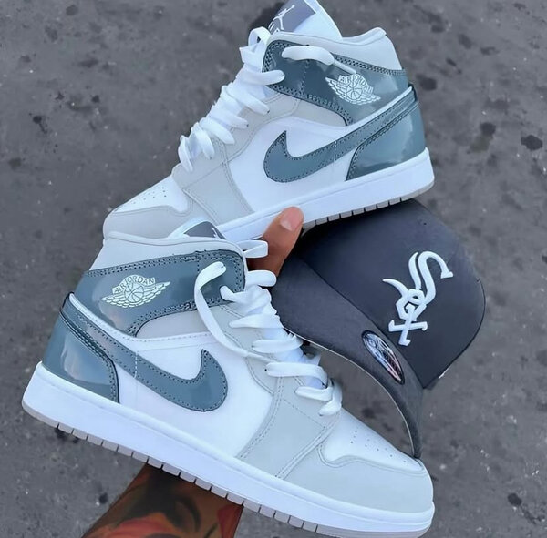 Nike Air Jordan 1 Mid gris et blanc