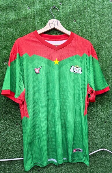 Maillot de football rouge et vert