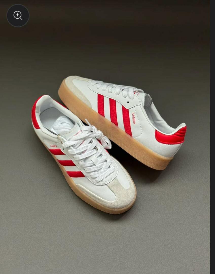 Baskets blanches à bandes rouges