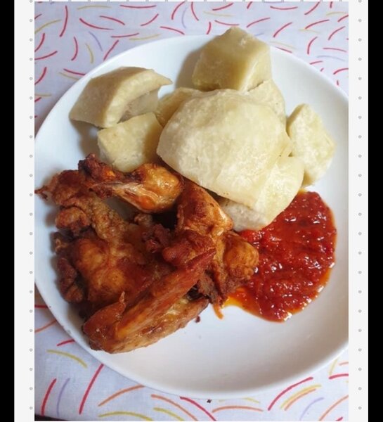 Plat de poulet et igname frits