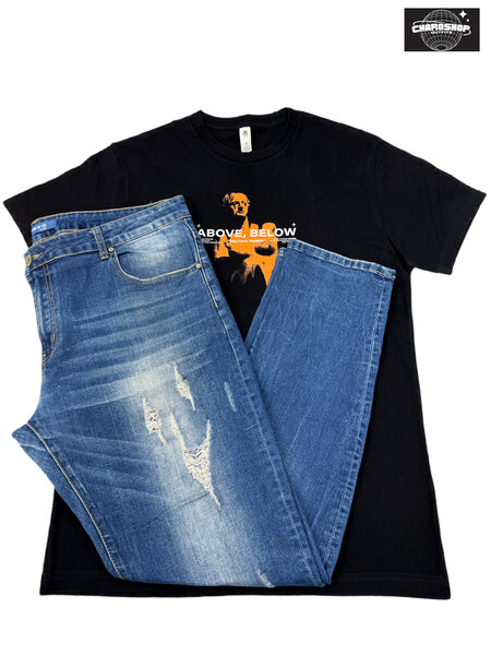 T-shirt noir Above Below et jeans décontractés