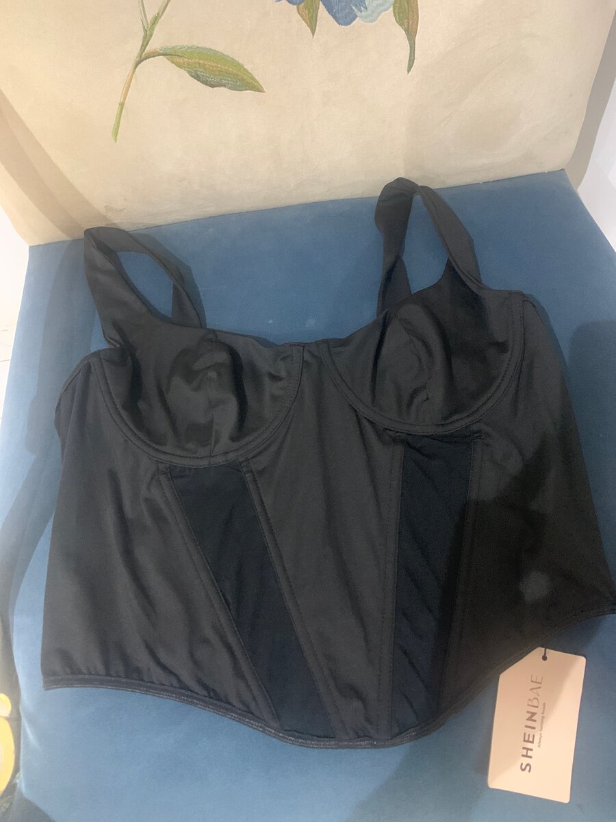 Top en dentelle et bustier noir