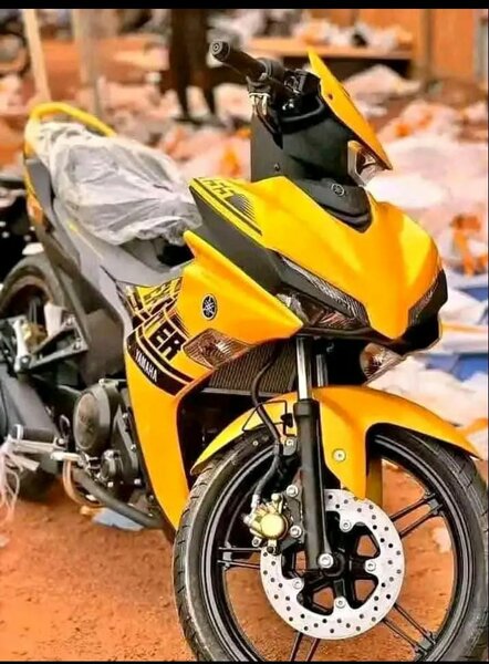 Moto Yamaha noire et jaune