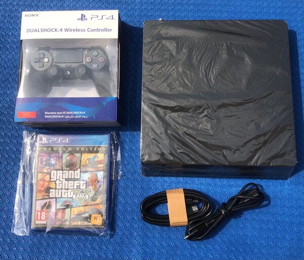 PS4 Slim + 1 Manette + 1 CD de Jeu en promo