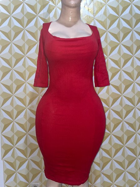 Robe rouge moulante élégante