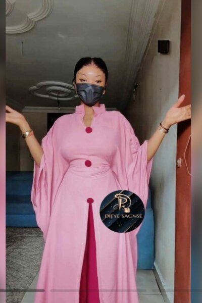 Robe longue rose avec boutons