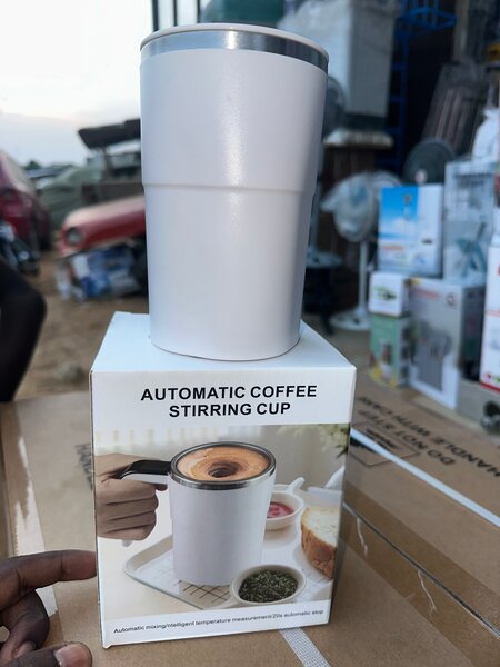 Tasse à café automatique avec agitateur intégré