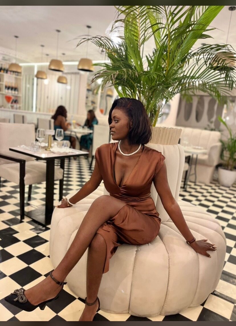 Robe élégante marron satiné