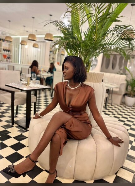 Robe élégante marron satiné