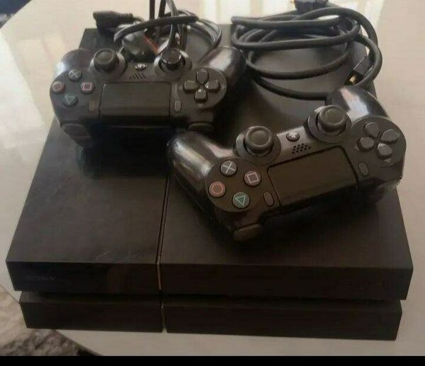 PlayStation 4 avec 2 manettes