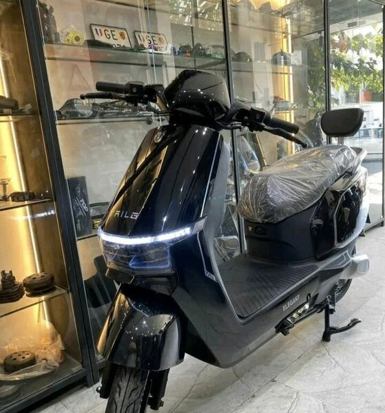 Scooter électrique noir Yamaha