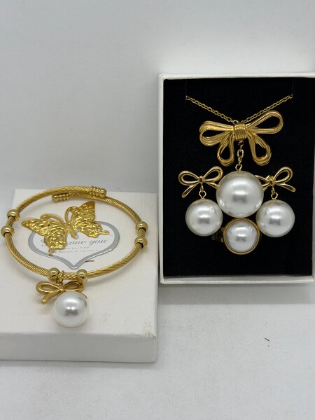 Ensemble de bijoux en or avec perles