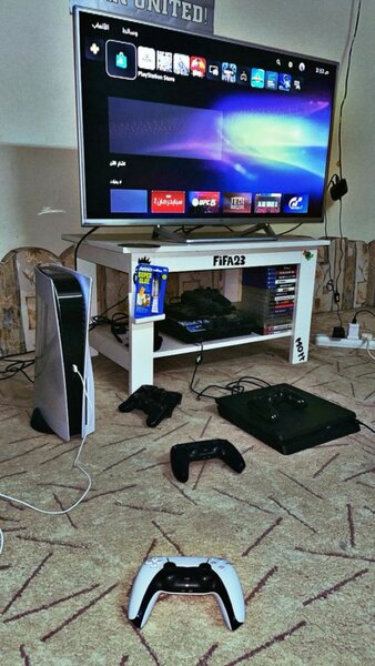 Console PS5 avec manette et jeux vidéo