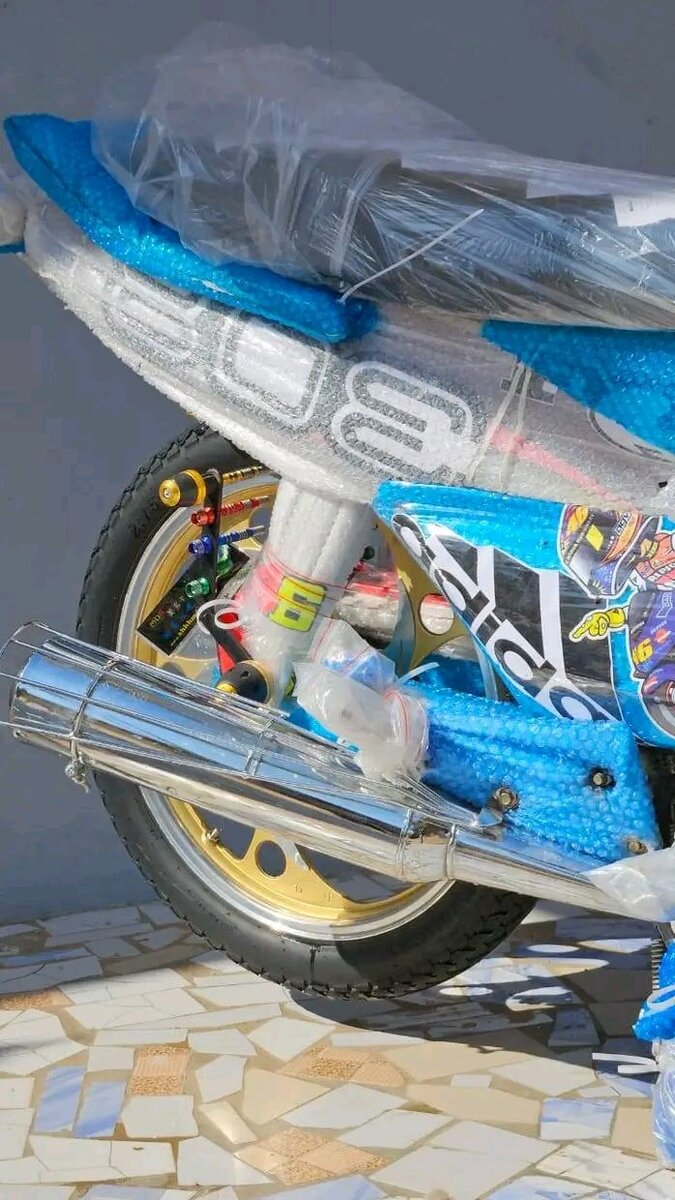 Moto neuve décorative 125cc