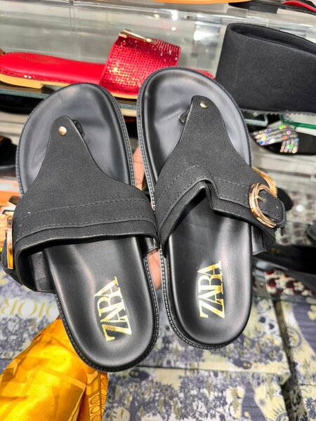 Sandales Zara en cuir élégantes