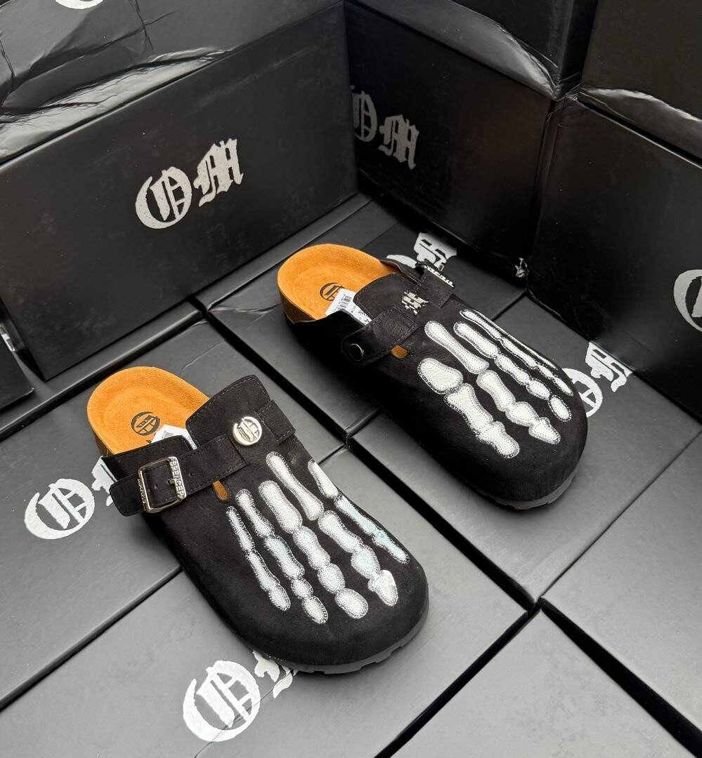 Sabots en suède avec motifs squelettes