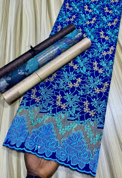 Tissu brodé floral élégant