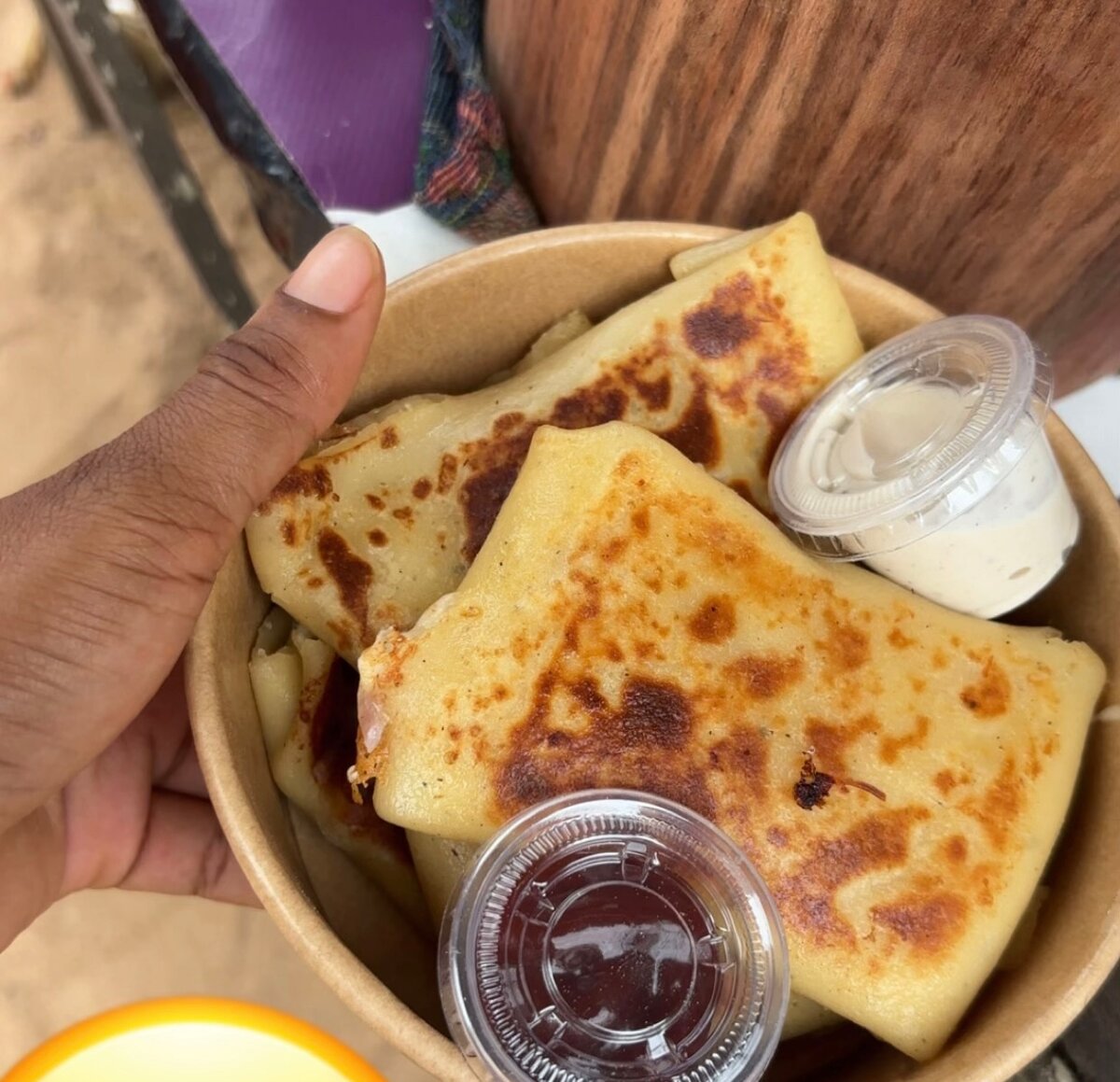 Crêpes roulés au fromage et sauces