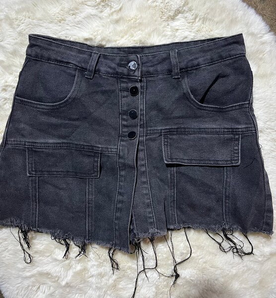 Jupe en jean noir stylée