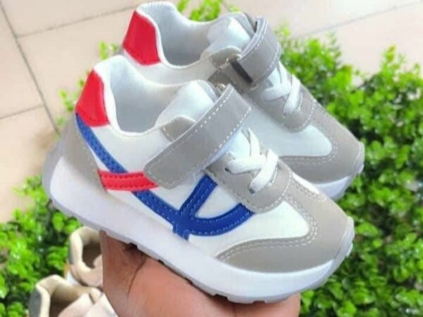 Baskets enfant colorées