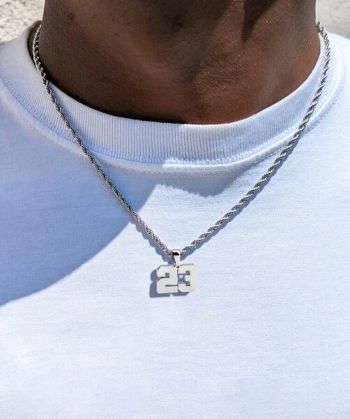 Collier pendentif chiffre 23