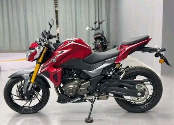 Moto Honda rouge et noir