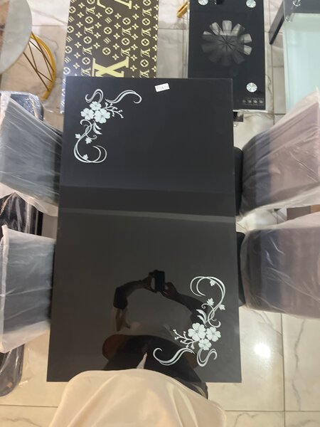 Table de salle à manger en verre avec chaises