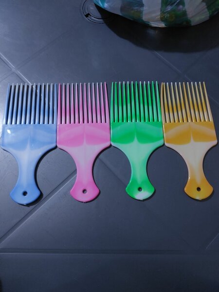 Peignes afro colorés