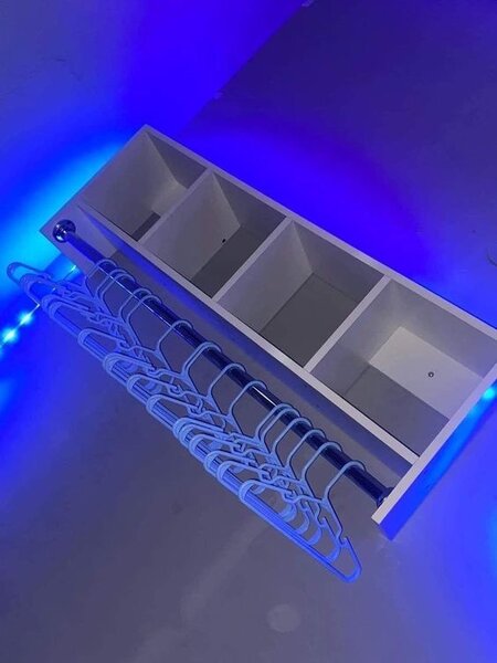 Étagère murale avec cintres