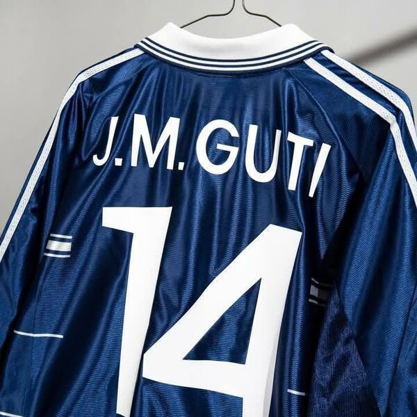 Maillot rétro de football bleu