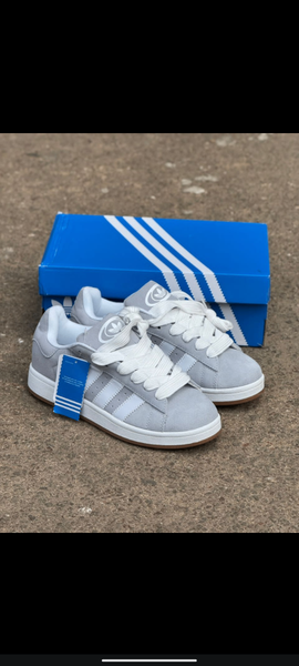 Chaussures Adidas grises pour enfants