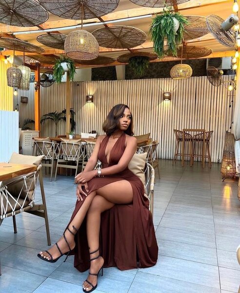 Robe longue élégante échancrée