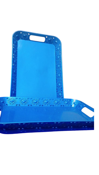 Plateaux en plastique bleus