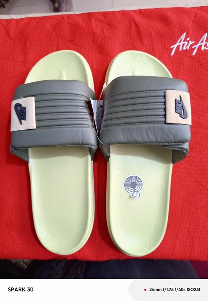 Claquettes confortables vertes