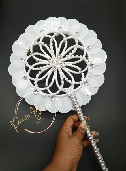 Éventail de cérémonie élégant